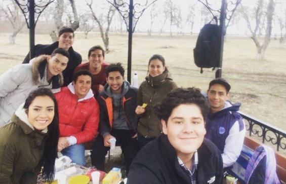 Estudantes latinoamericanos em Belgorod, celebrando a Máslenitsa