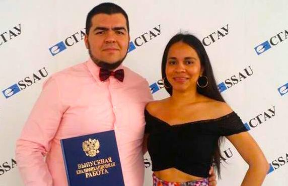 Abraham Lupercio (México) graduado 2016 na Universidade Aeroespacial de Samara e Lina Echeverria (Colômbia) estudante de mestrado da mesma universidade.