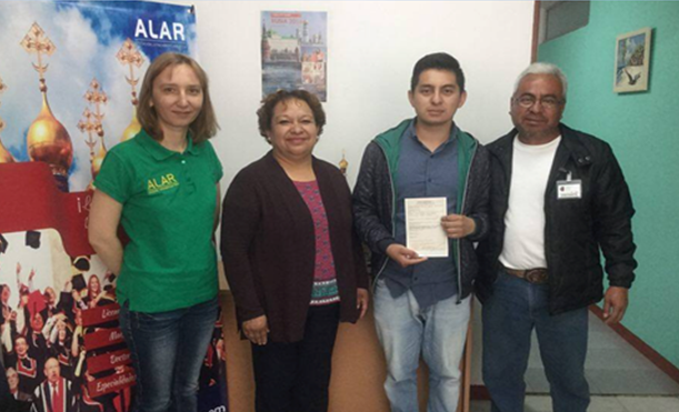 Gibrán Trejo Aquino, estudante de Engenharia Mecatrônica na Universidade Politécnica de Pachuca, recebeu o seu convite na companhia de seus pais para estudar, na Escola de Verão, Tecnologias Espaciais de Vanguarda e Experiências no Espaço: desde a concepção da missão até o projeto Nanosatellites.