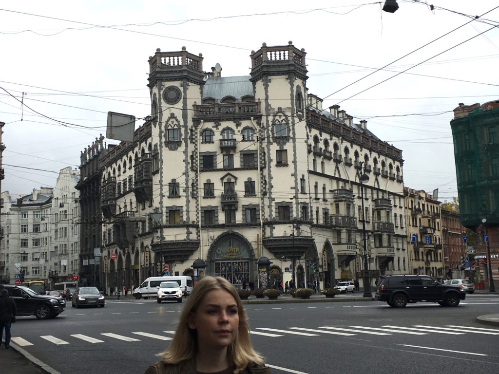 Um cruzamento no centro de San Petersburgo; observe que são as mesmas marcas de automóveis da Cidade do México, Lima ou Bogotá