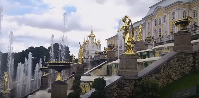 Uma visita guiada pelo Palácio de Peterhof em São Petersburgo