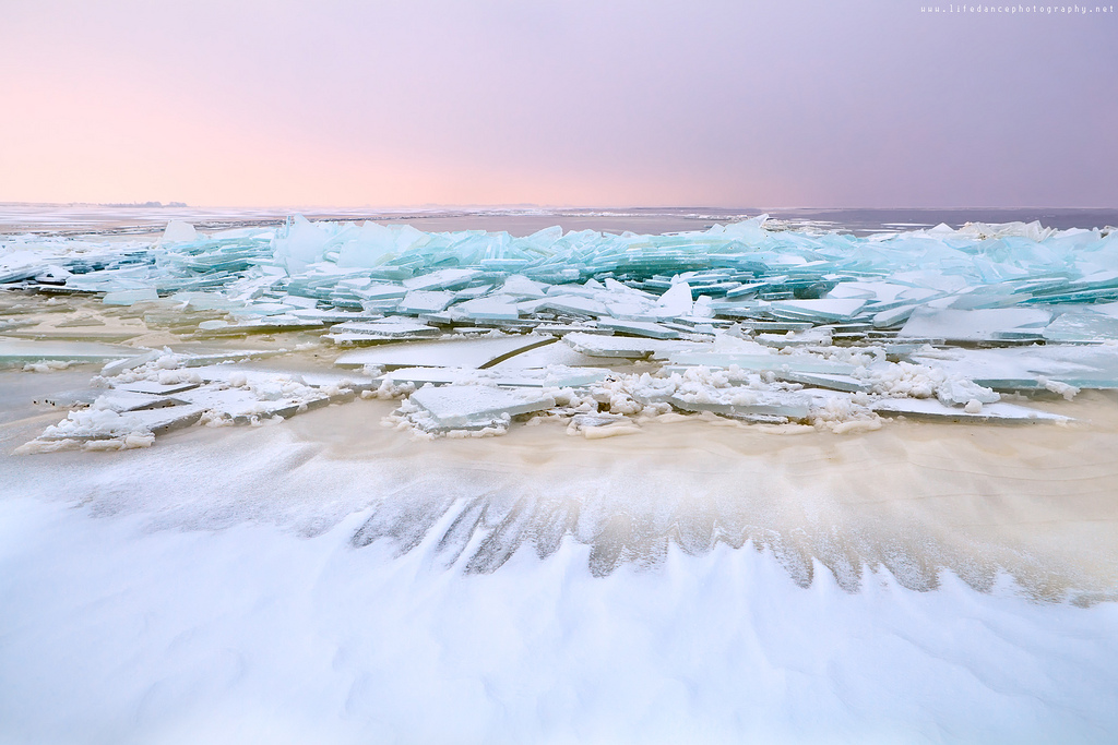 As ondas congeladas da Rússia: um espetáculo da natureza