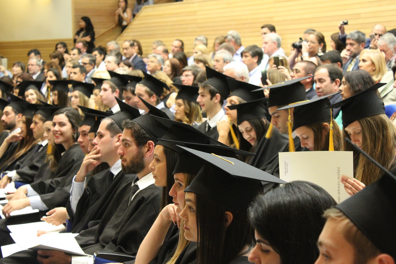 Cinco benefícios de ter um diploma universitário russo